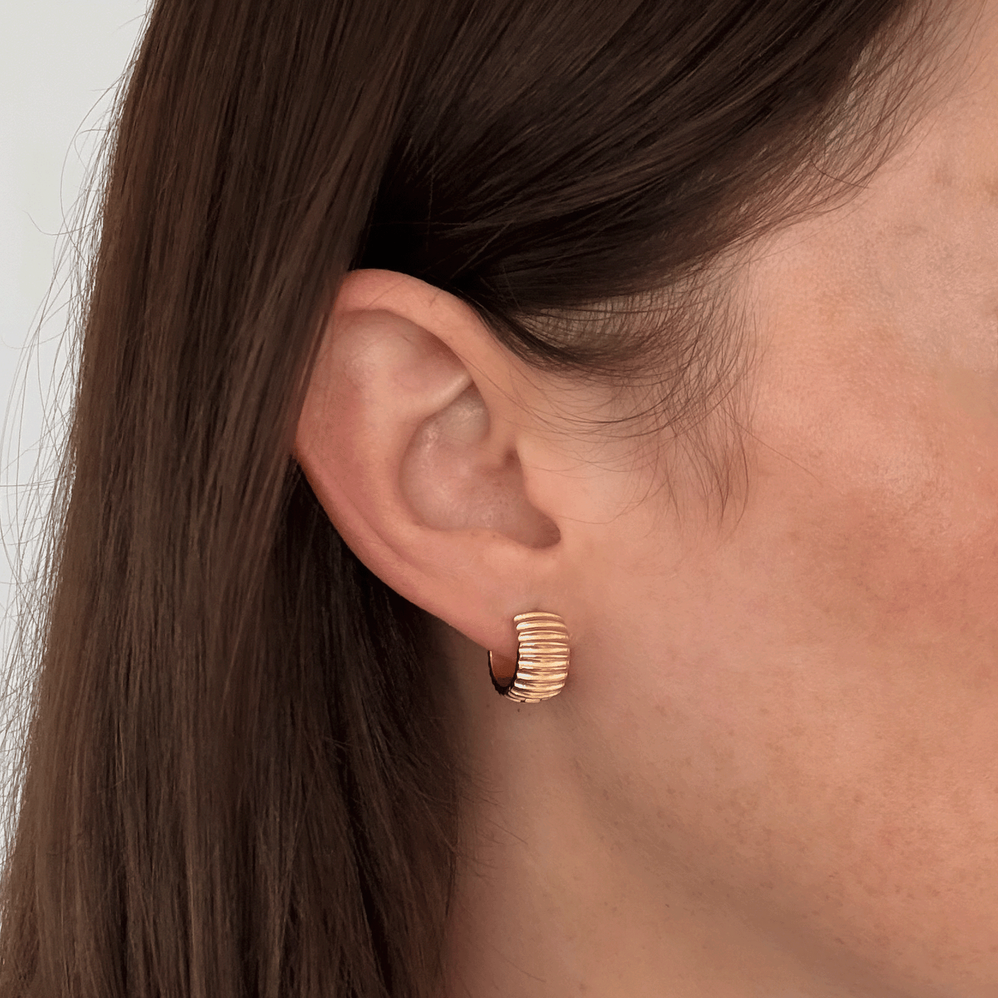 RIDGED HUGGIE HOOP EARRINGS GOLD