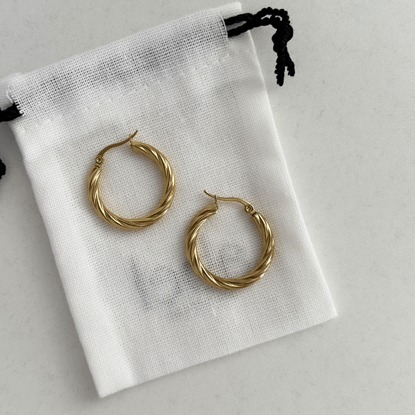 TWIST MEDIUM HOOPS GOLD