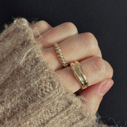 NARROW CROISSANT RING GOLD hand