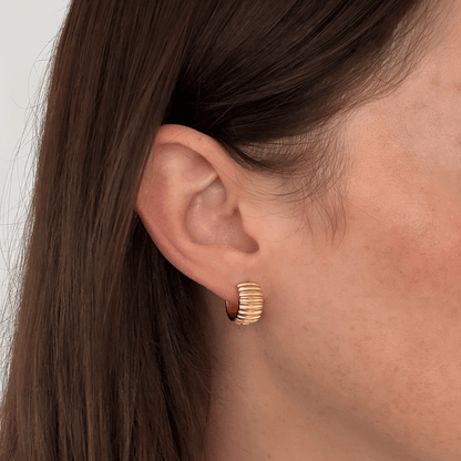 RIDGED HUGGIE HOOP EARRINGS GOLD